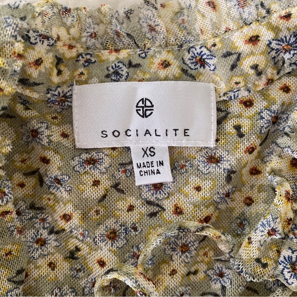 Tie Front Ruched Floral Top - Picture 6 of 6